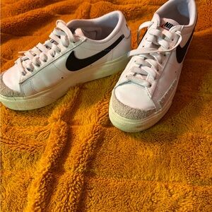Nike Women's White and Black Low-Top Sneakers
